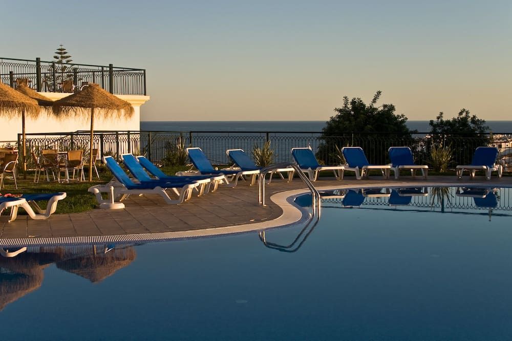 حوض السباحة