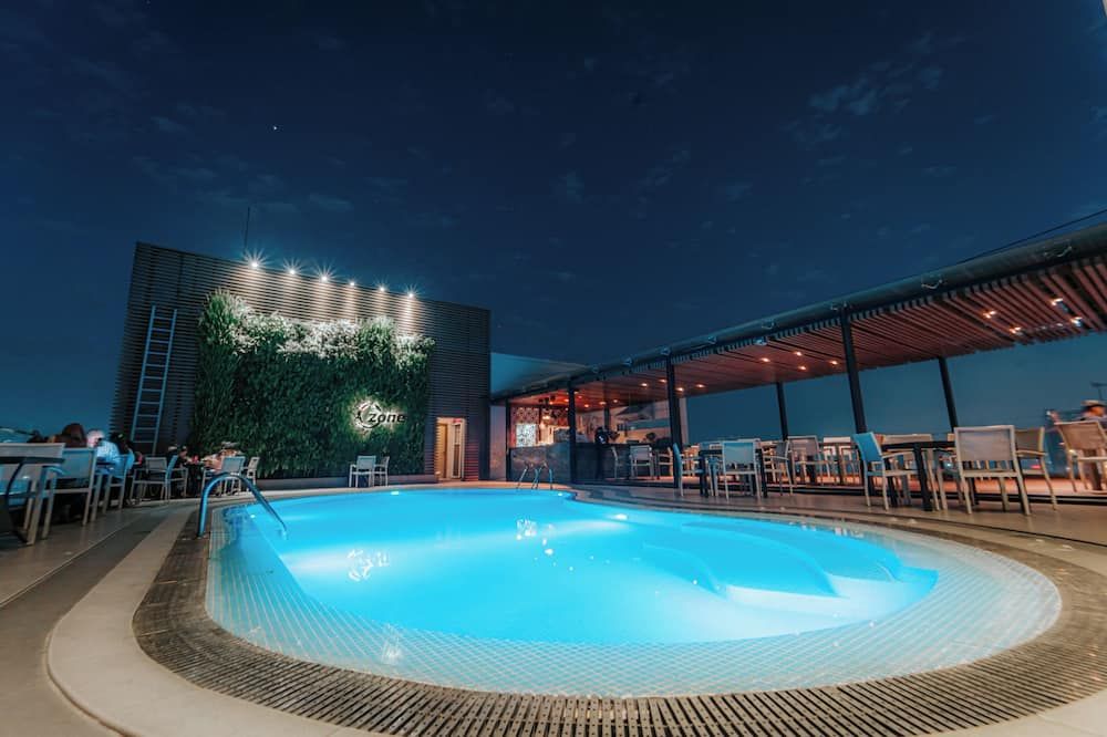 حوض السباحة