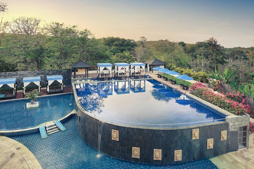 حوض السباحة