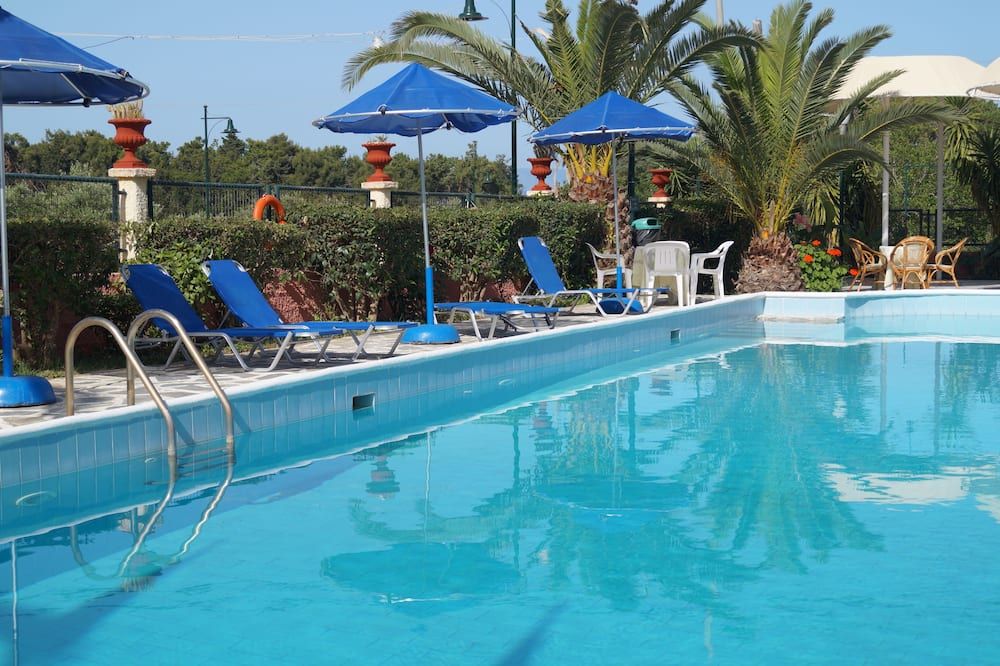 حوض السباحة