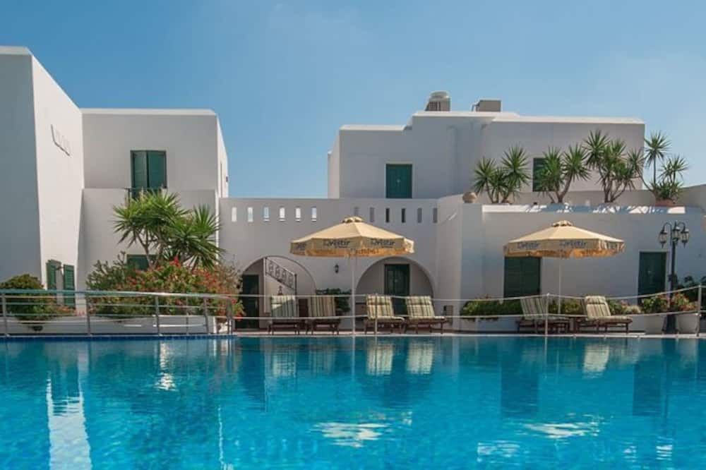 حوض السباحة