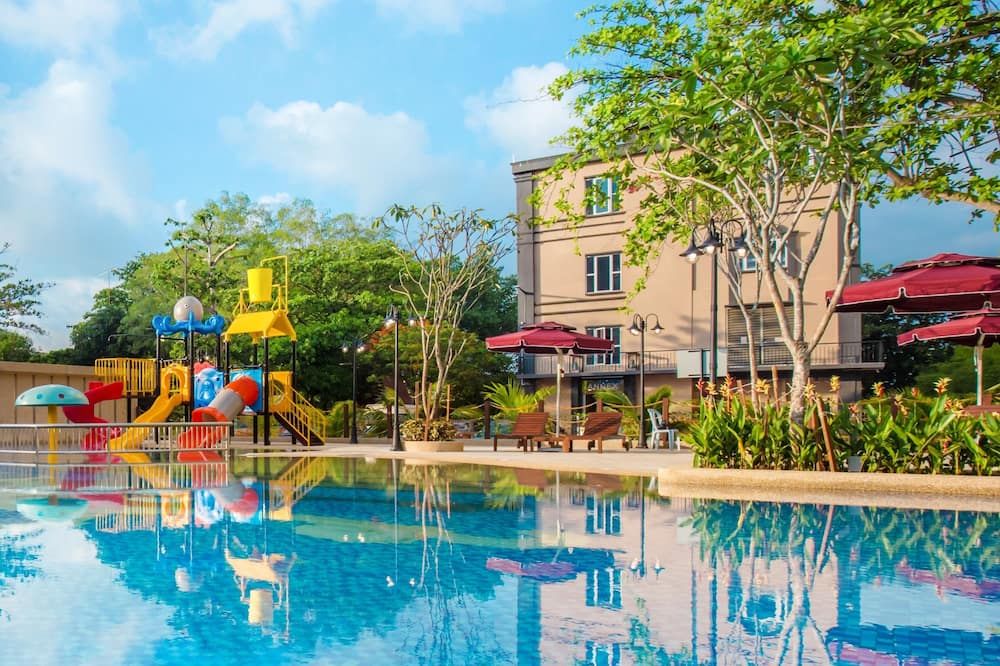 حوض السباحة