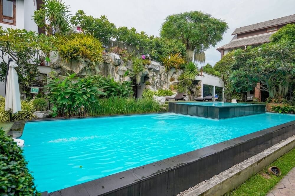 حوض السباحة