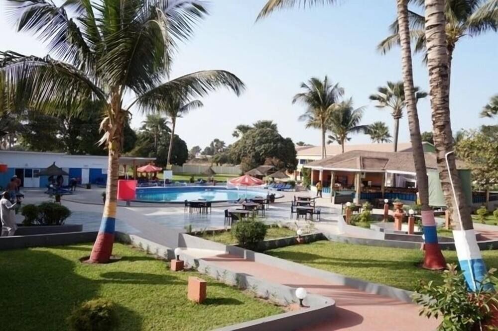 حوض السباحة