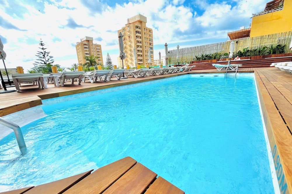 حوض السباحة