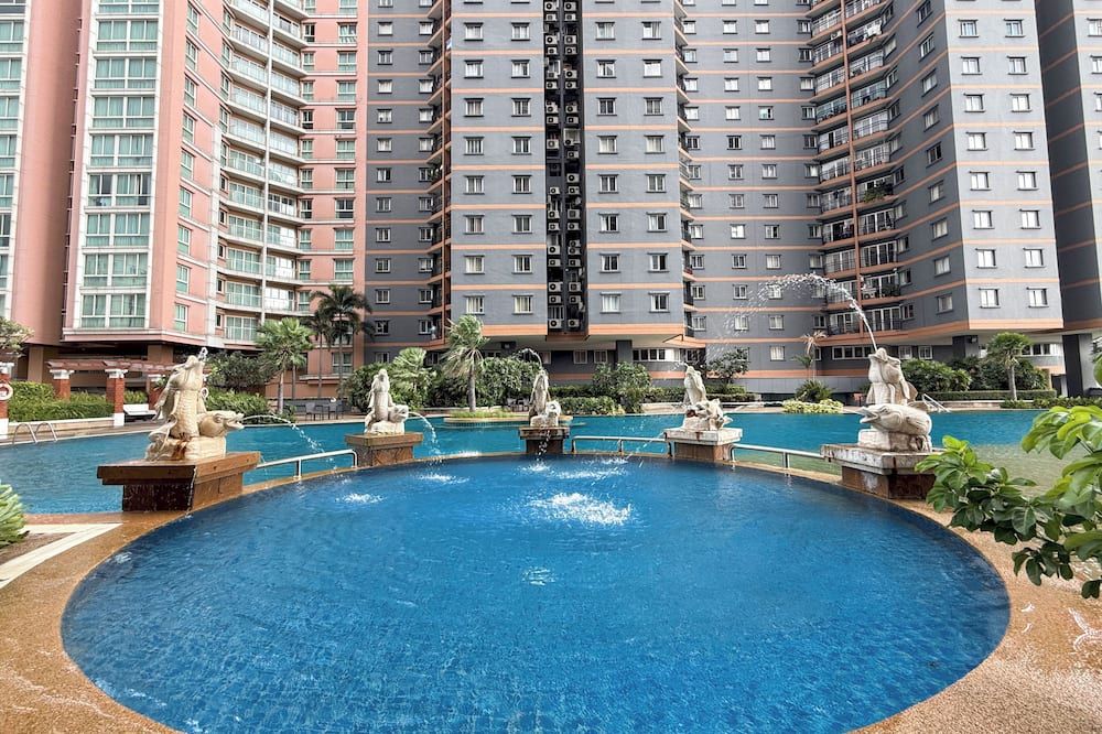 حوض السباحة