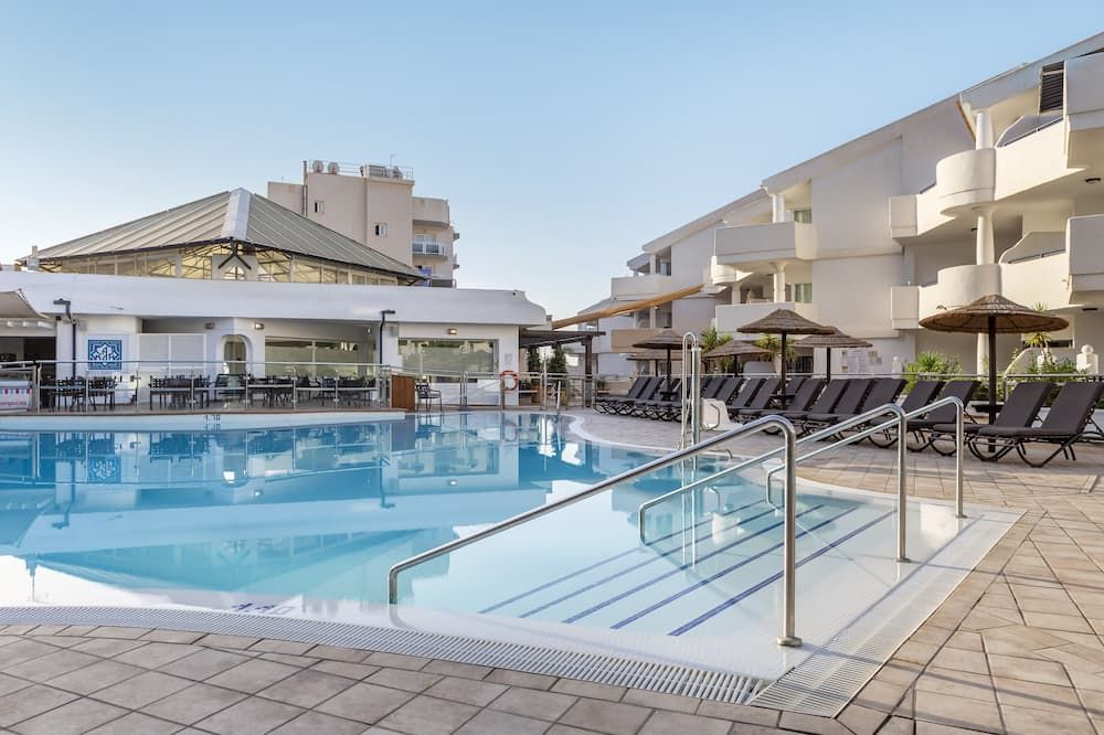 حوض السباحة