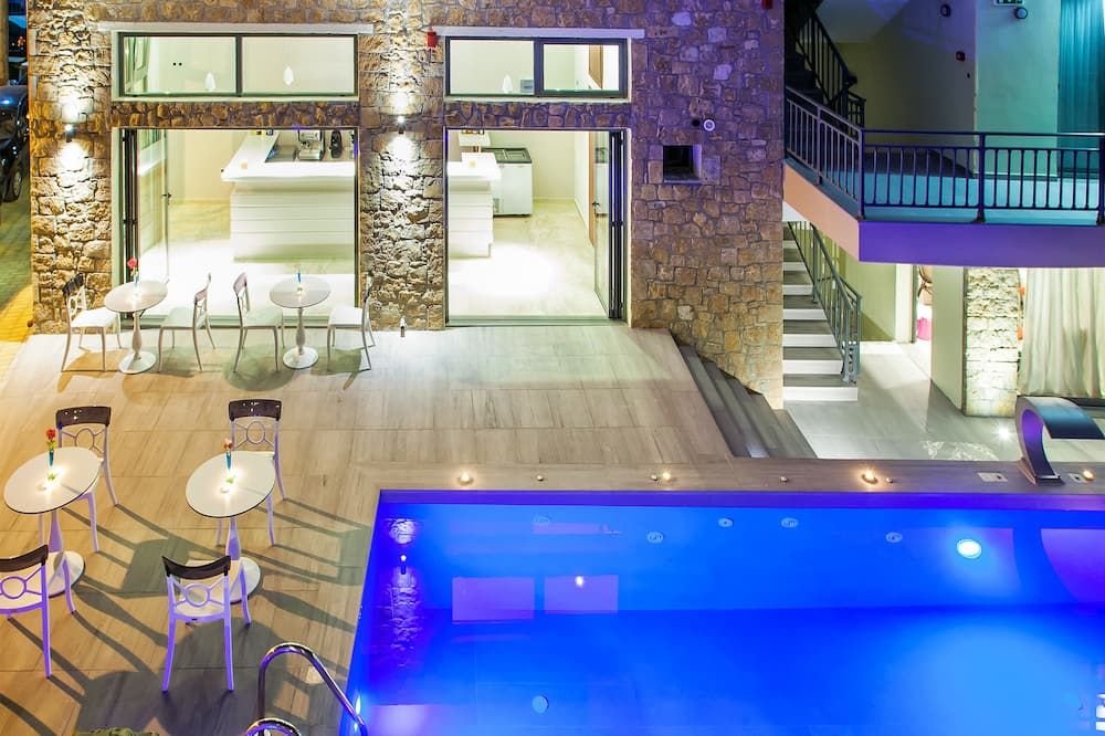 حوض السباحة