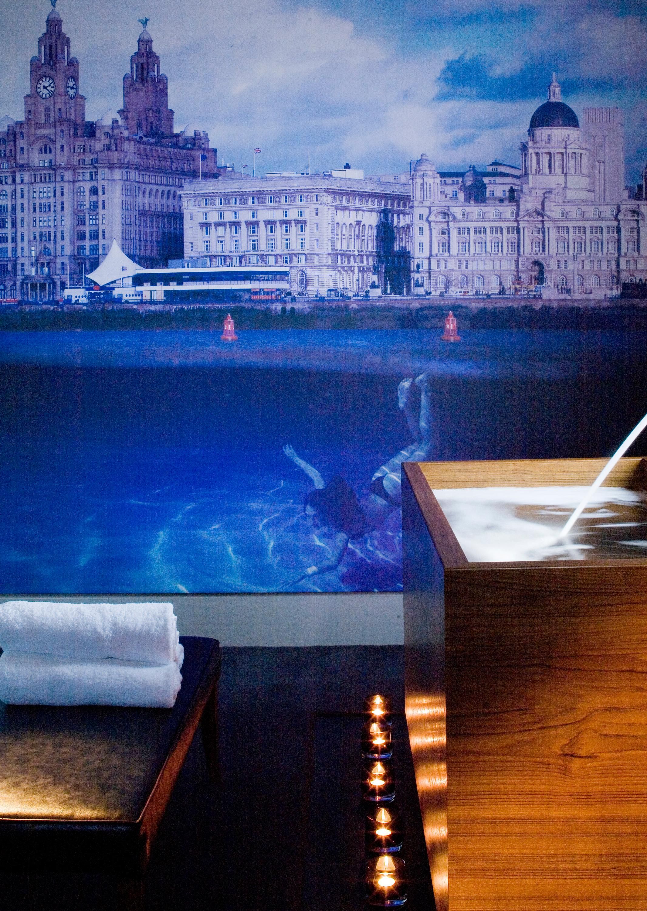 حوض السباحة