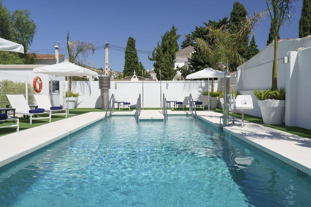 حوض السباحة