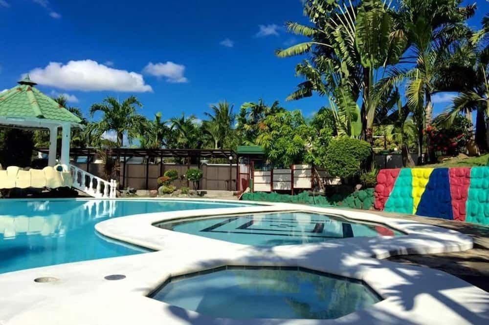 حوض السباحة