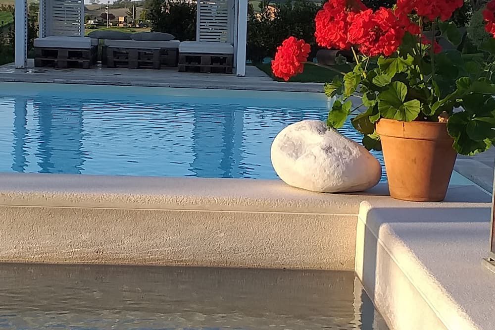 حوض السباحة