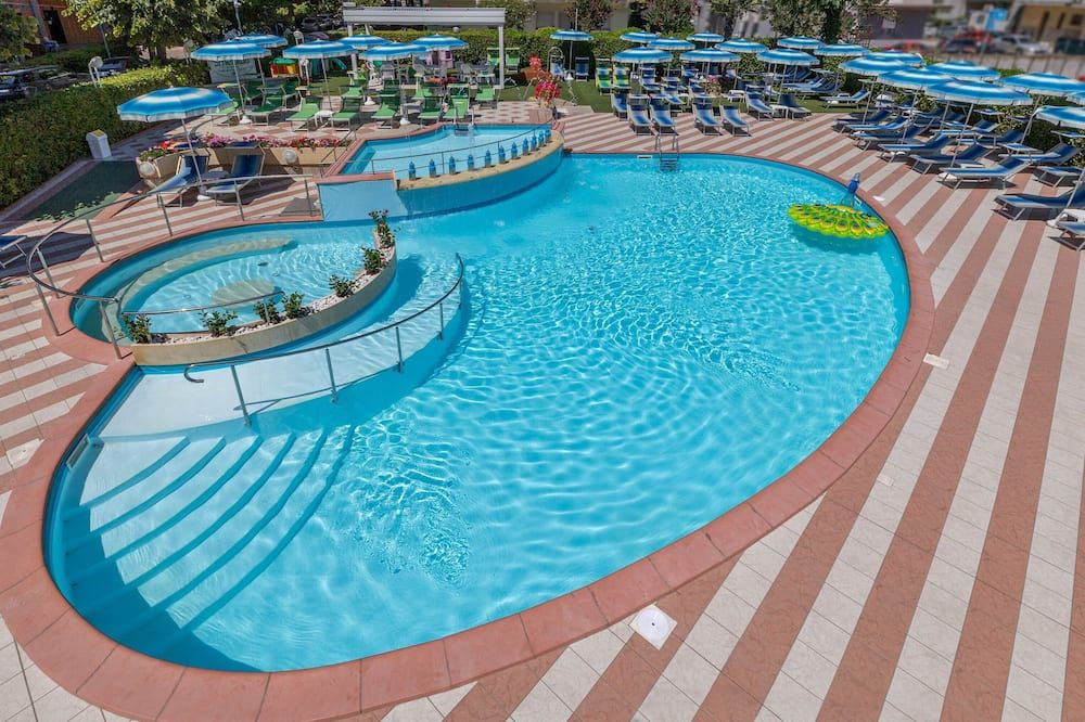 حوض السباحة