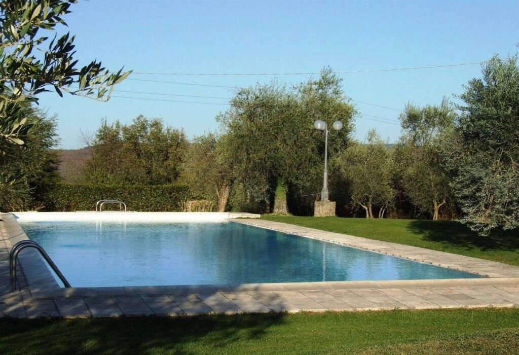 حوض السباحة