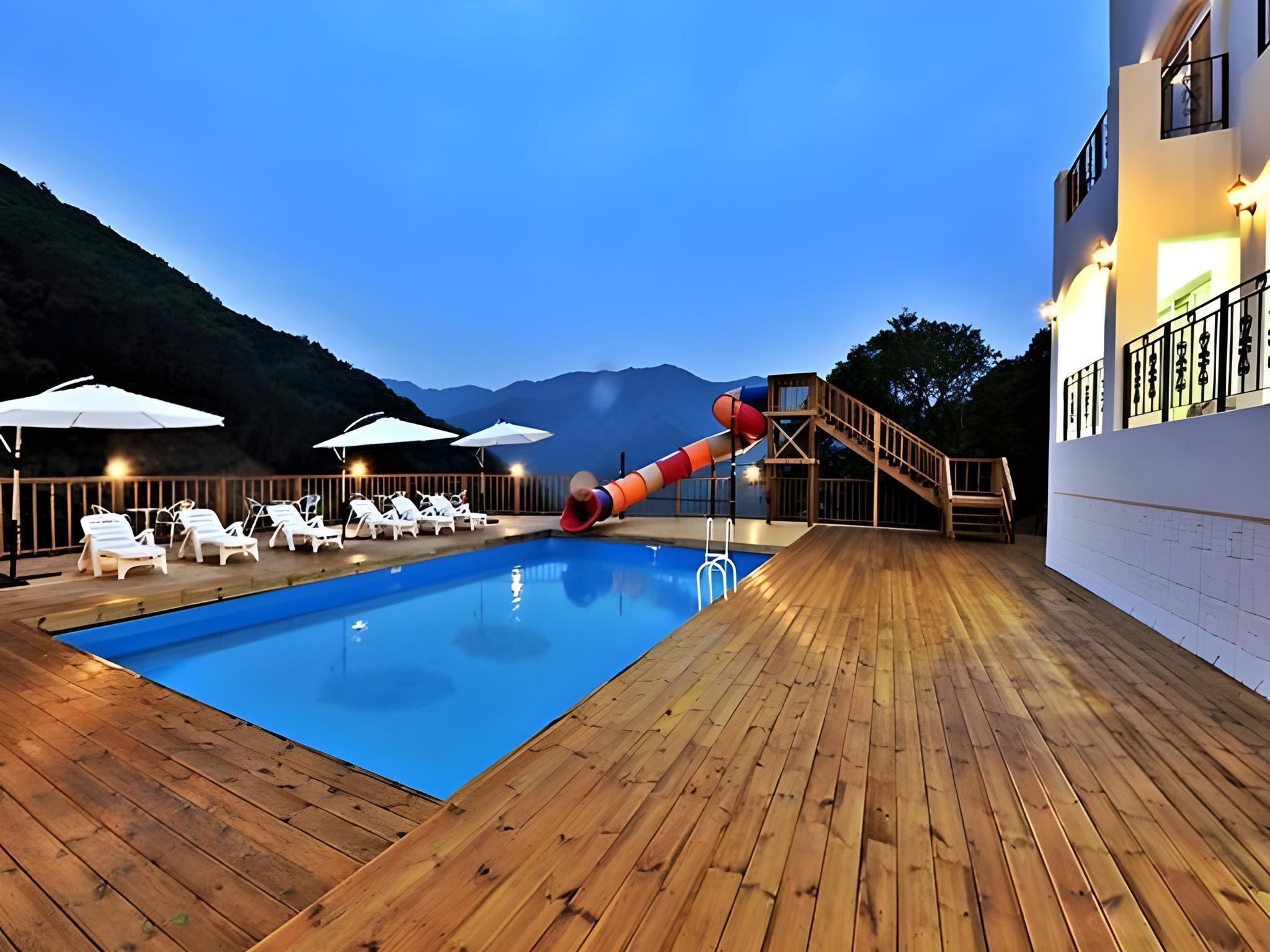 حوض السباحة صورة