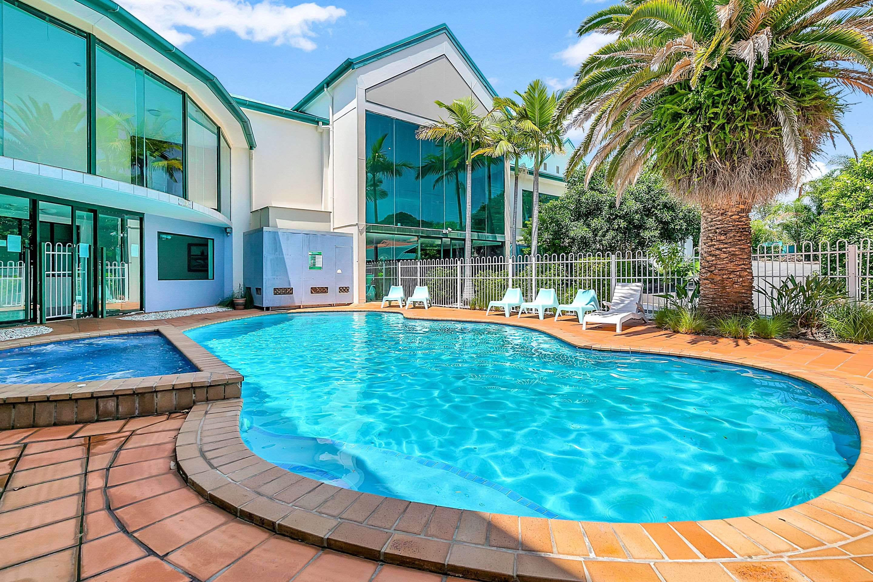 حوض السباحة