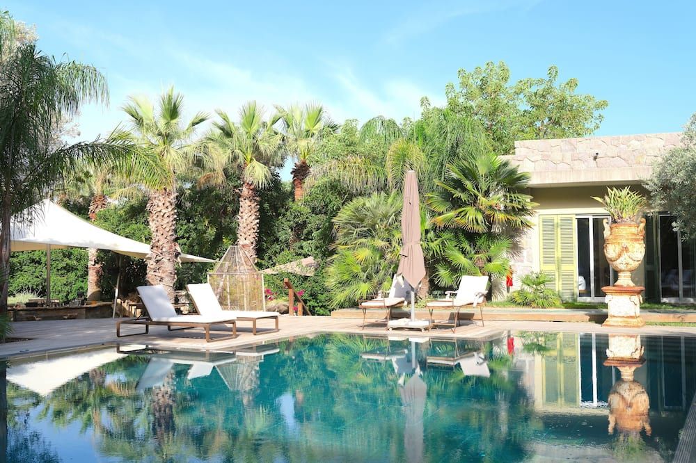 حوض السباحة