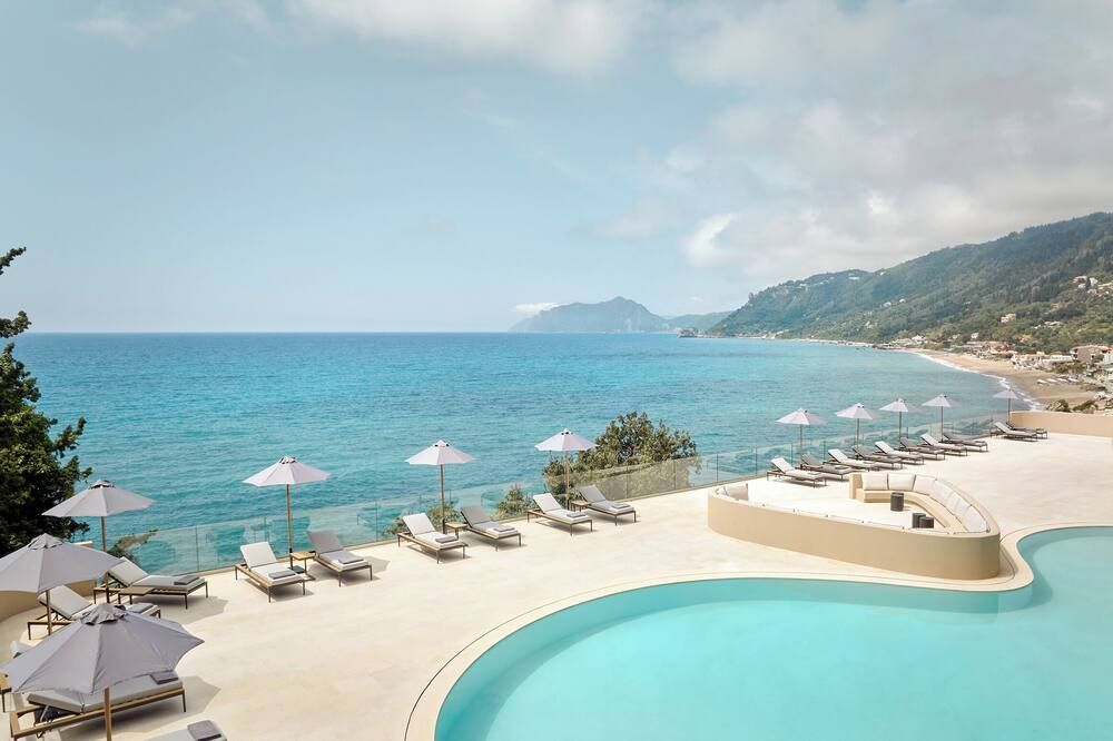 حوض السباحة