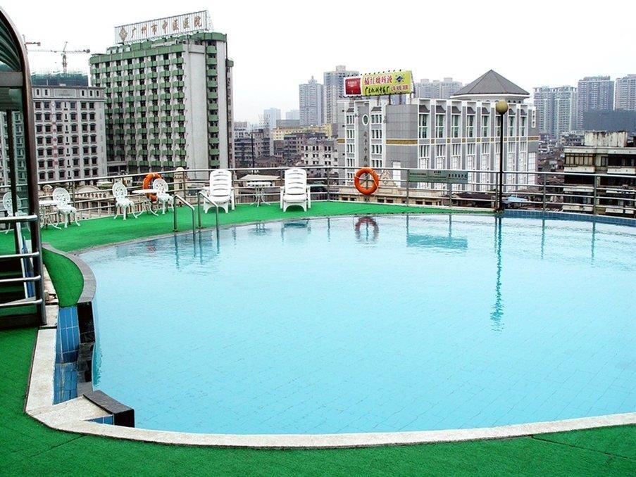 حوض السباحة