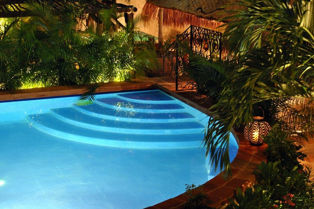 حوض السباحة