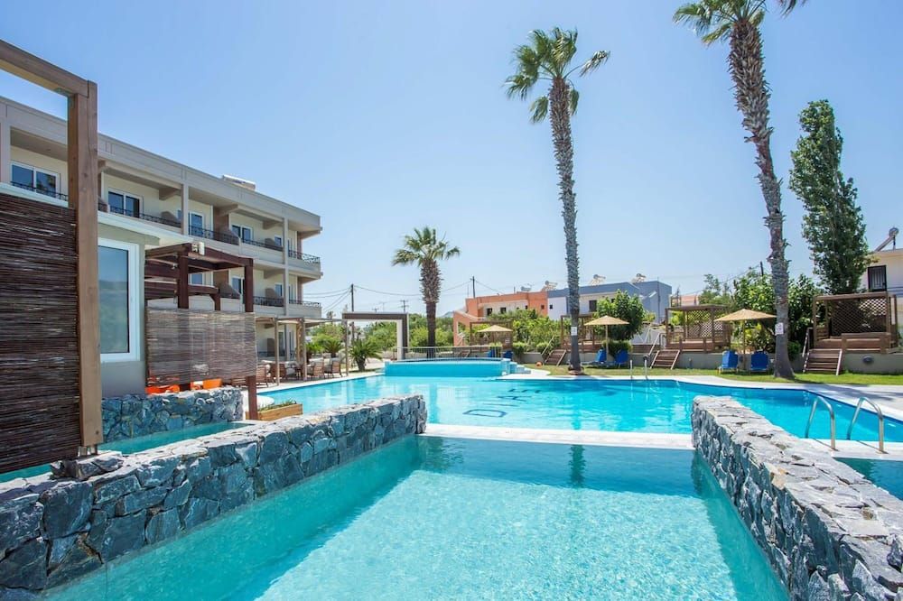 حوض السباحة