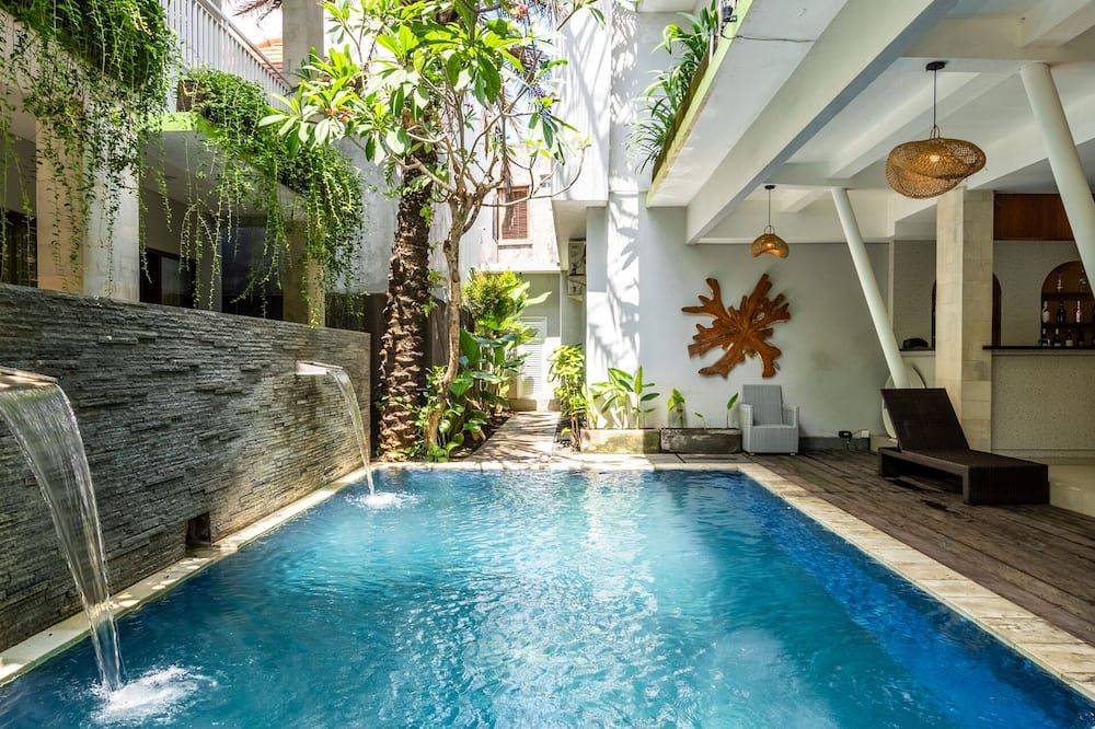 حوض السباحة