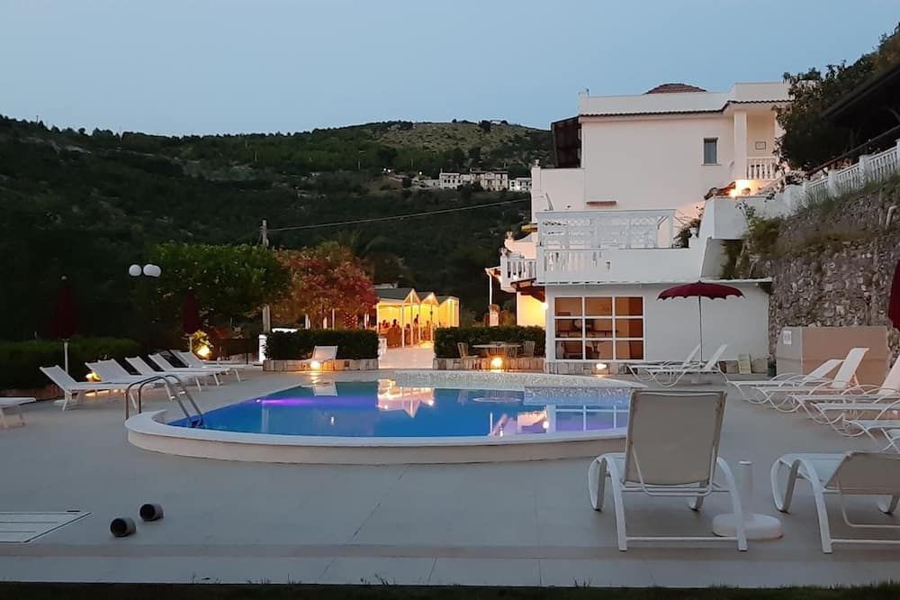 حوض السباحة