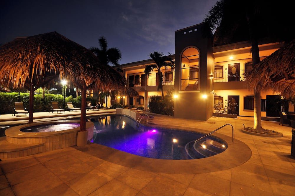 حوض السباحة