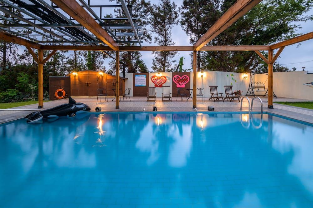 حوض السباحة