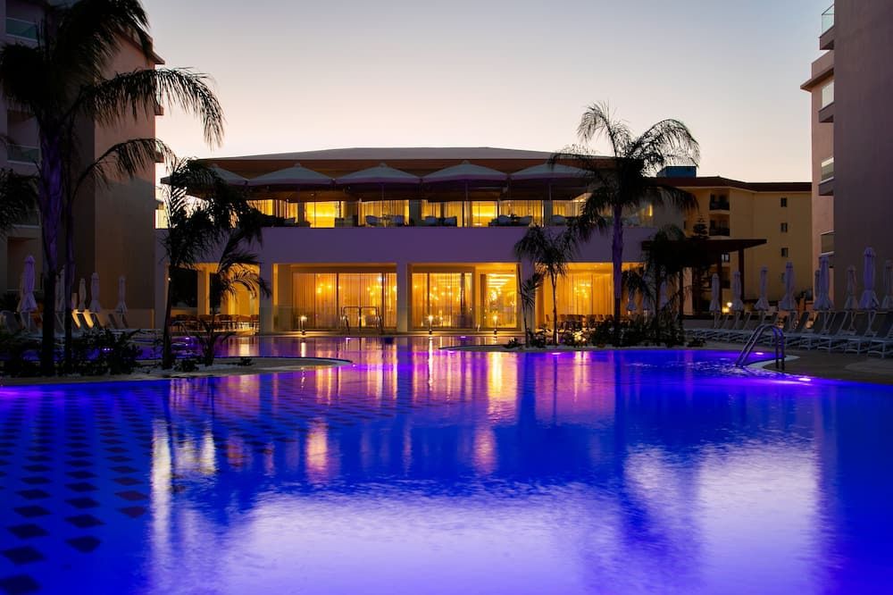 حوض السباحة