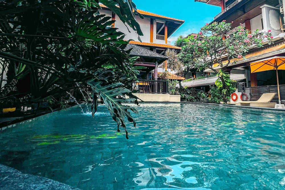 حوض السباحة