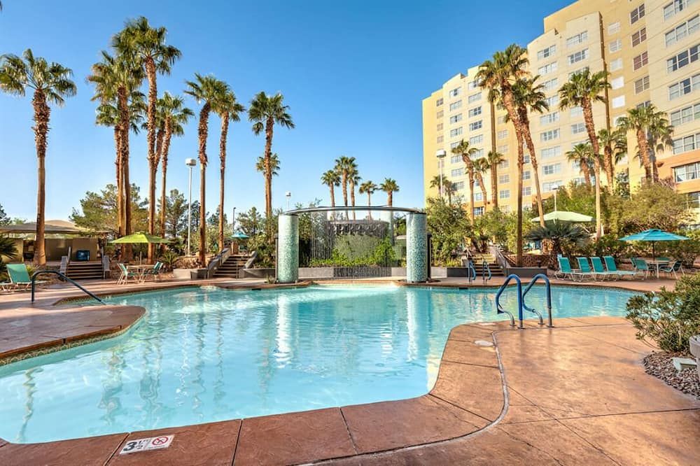 حوض السباحة