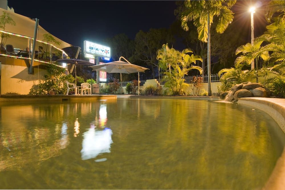 حوض السباحة