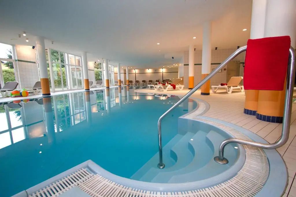 حوض السباحة