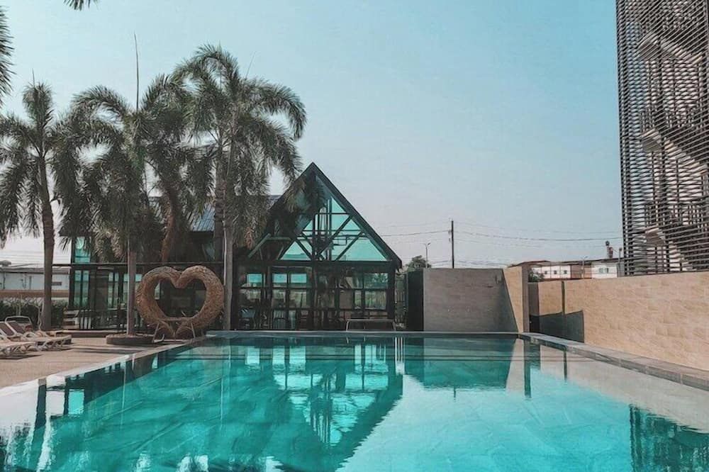 حوض السباحة