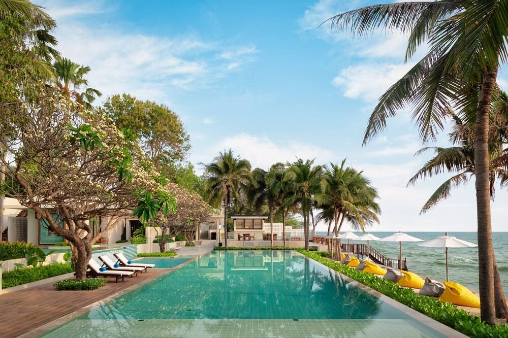 حوض السباحة