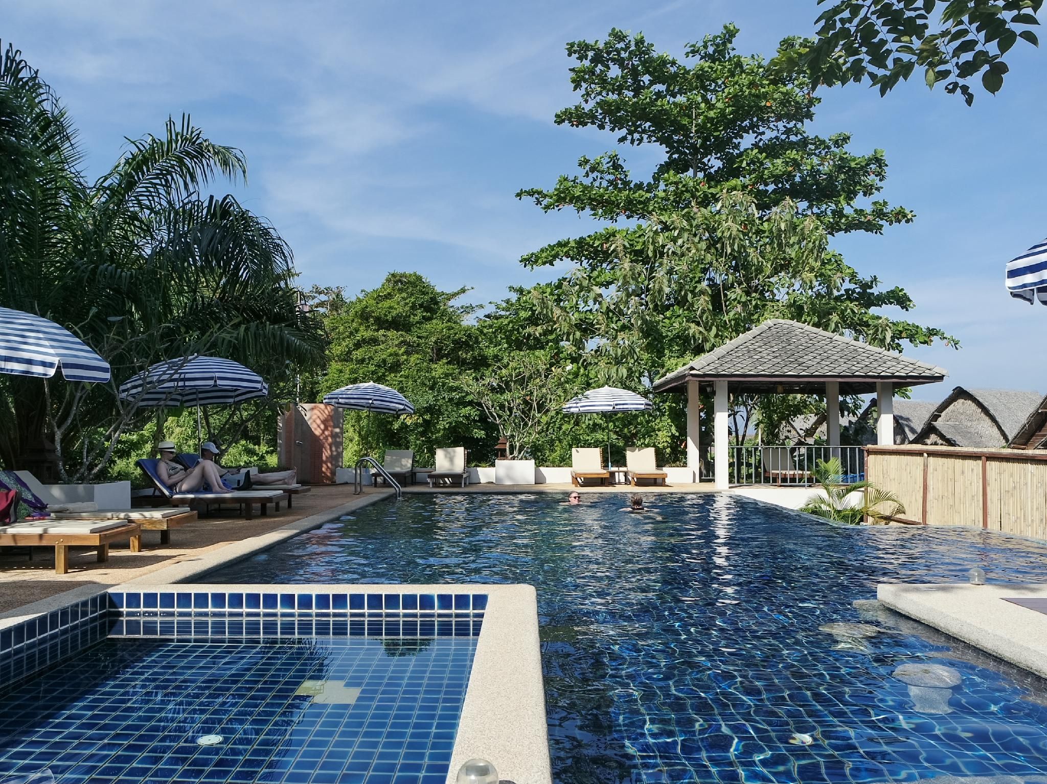 حوض السباحة