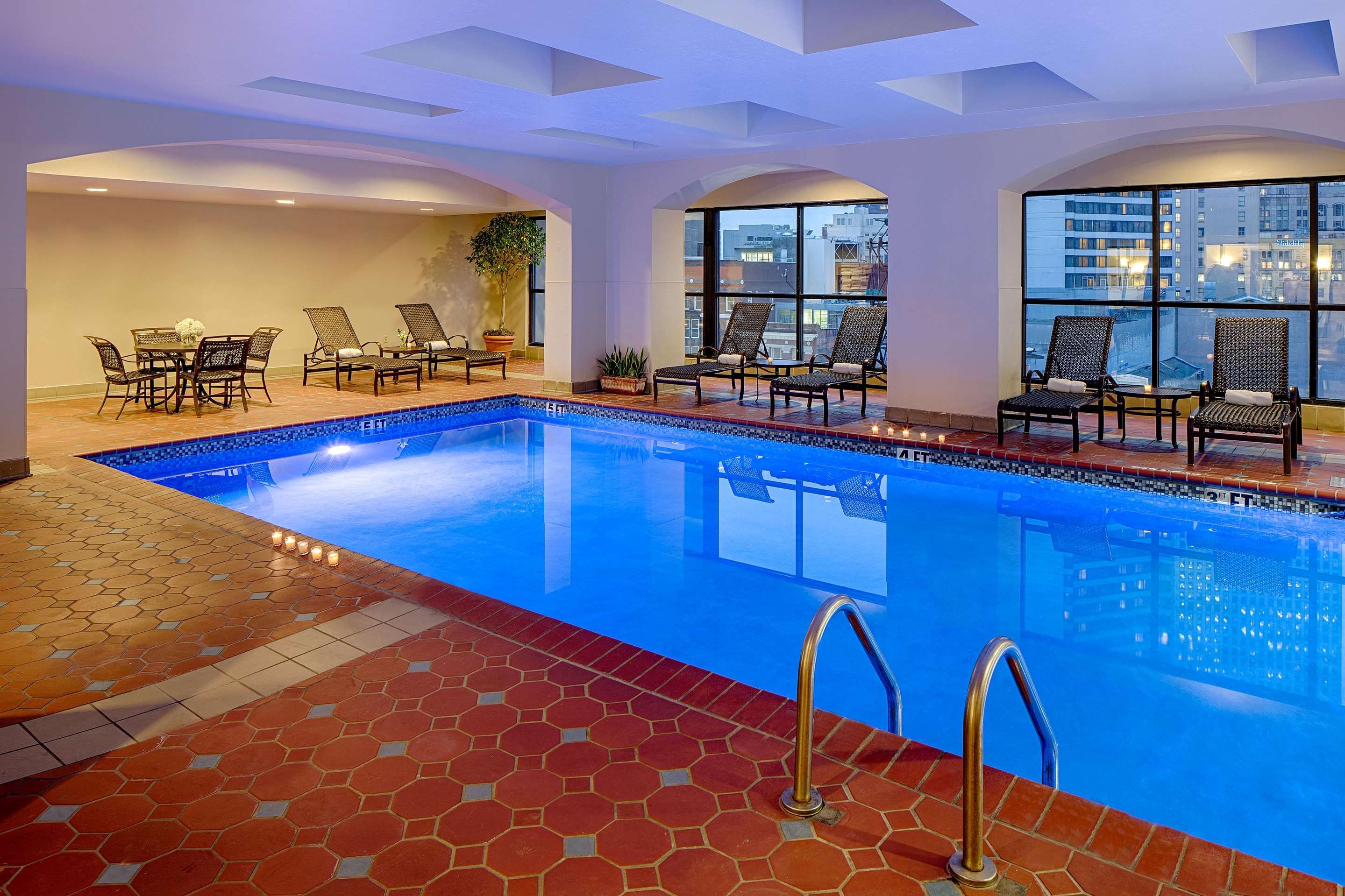 حوض السباحة