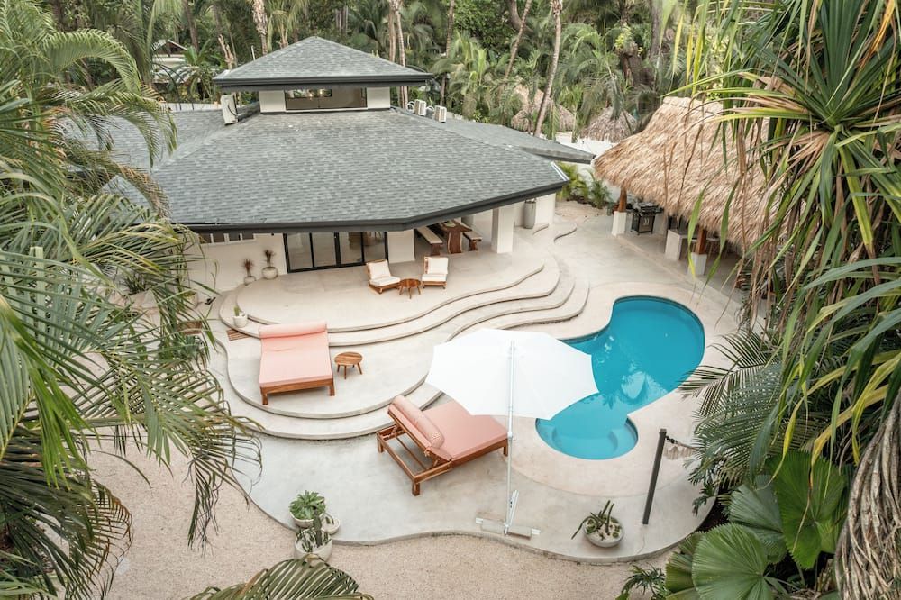 حوض السباحة