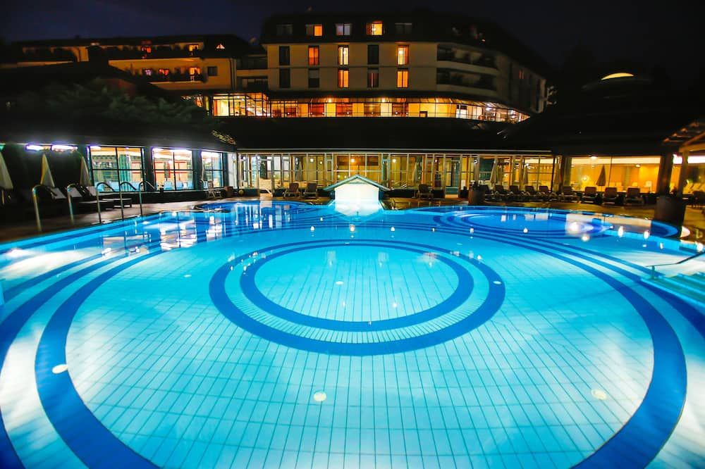 حوض السباحة