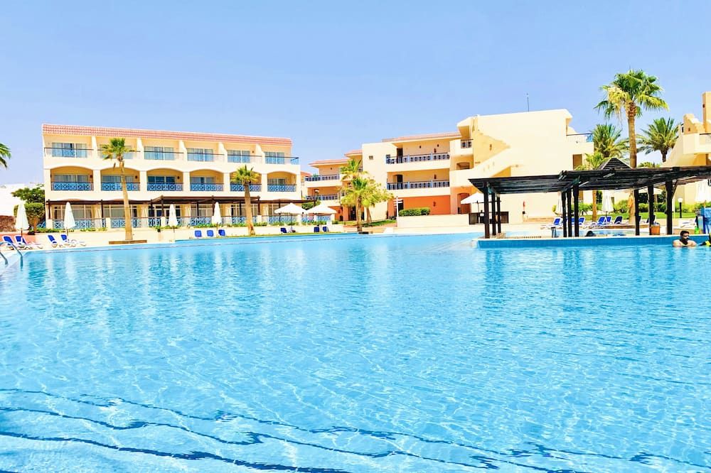 حوض السباحة