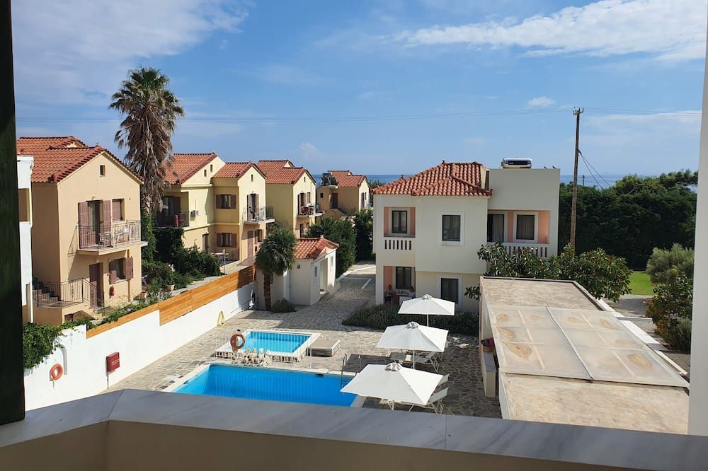 حوض السباحة