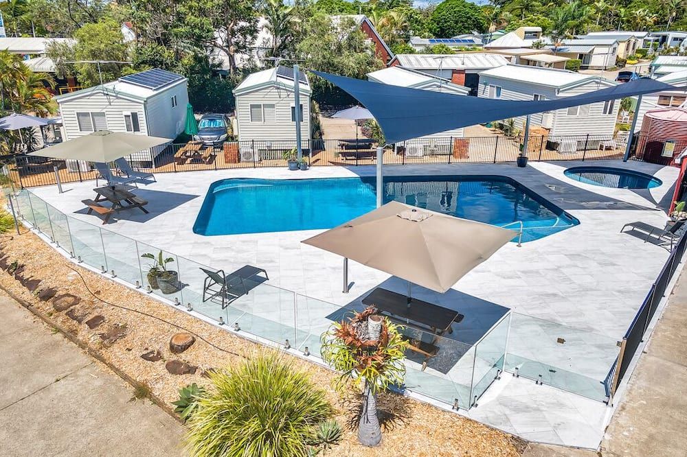 حوض السباحة