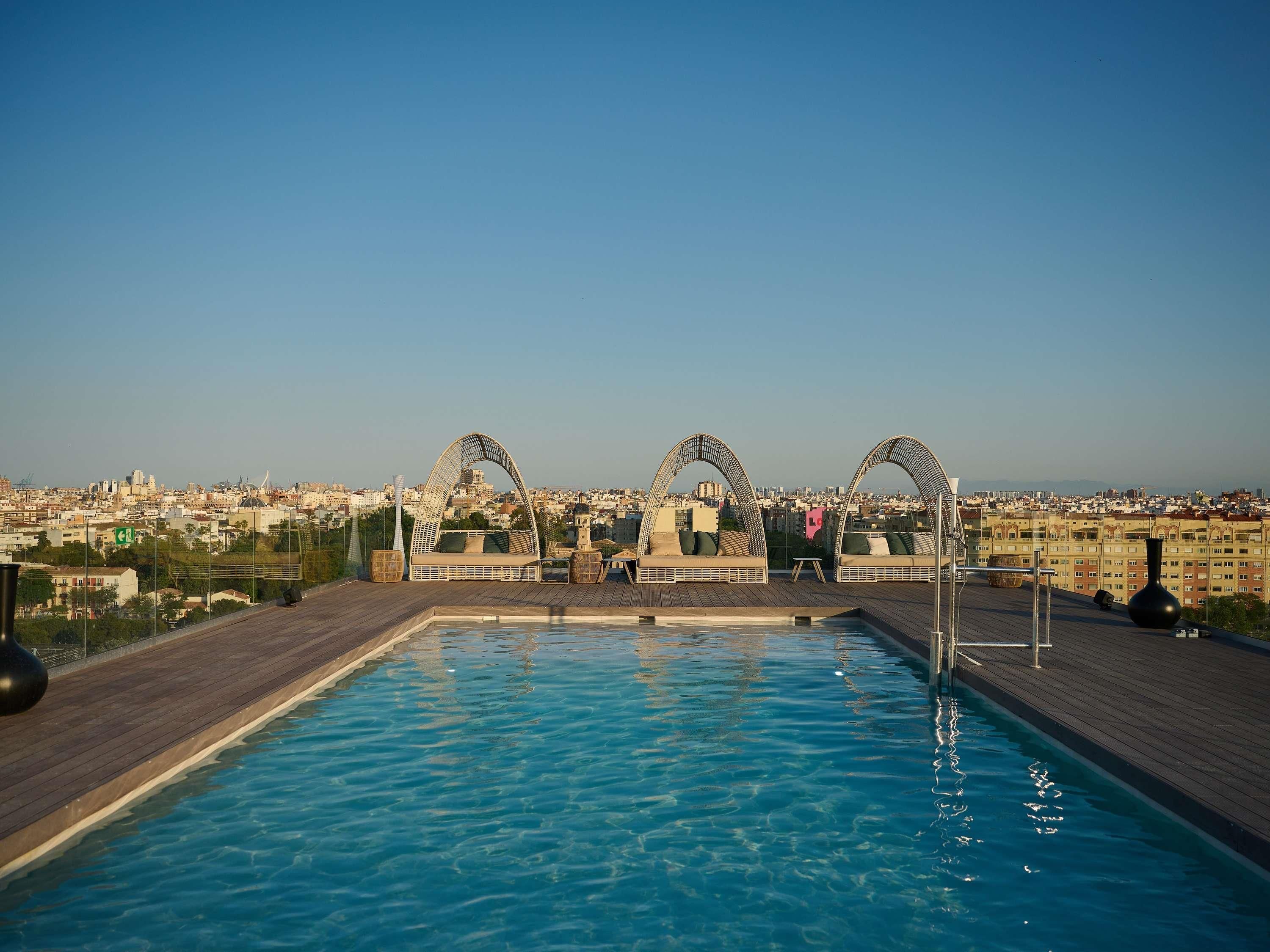 حوض السباحة