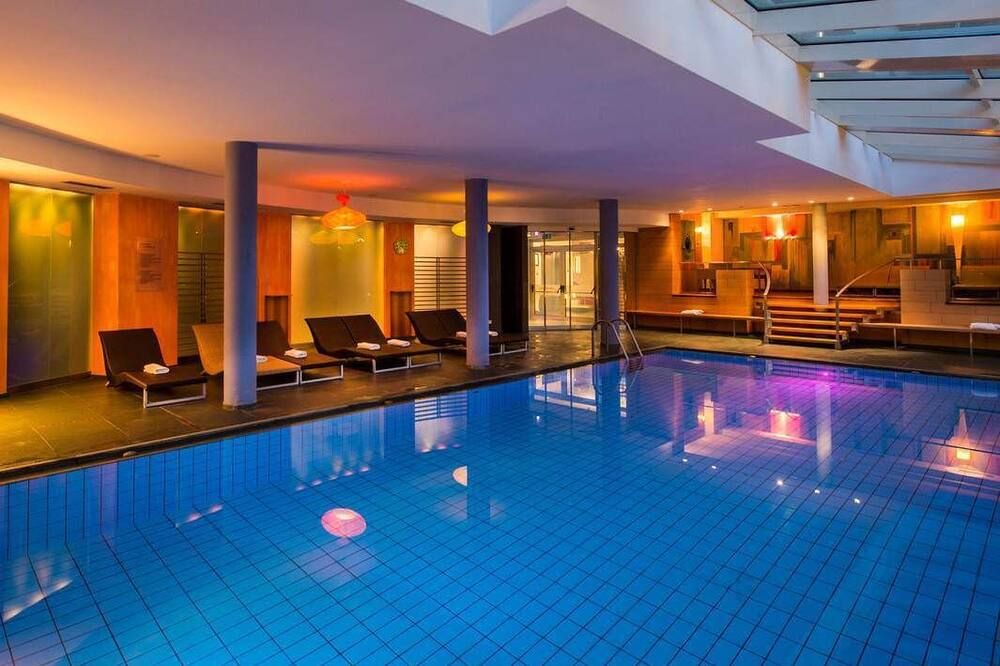 حوض السباحة