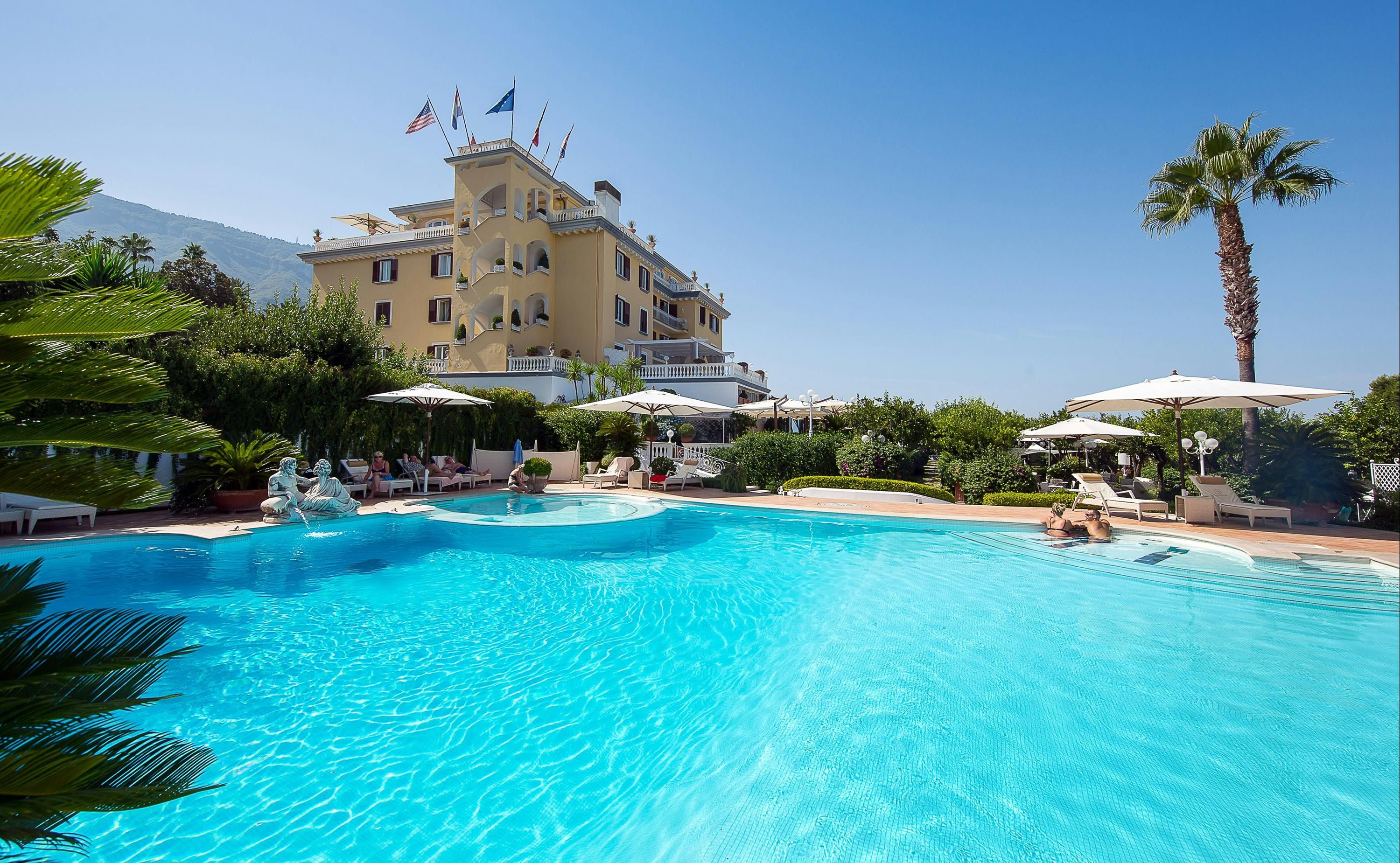 حوض السباحة