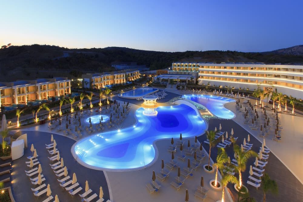 حوض السباحة