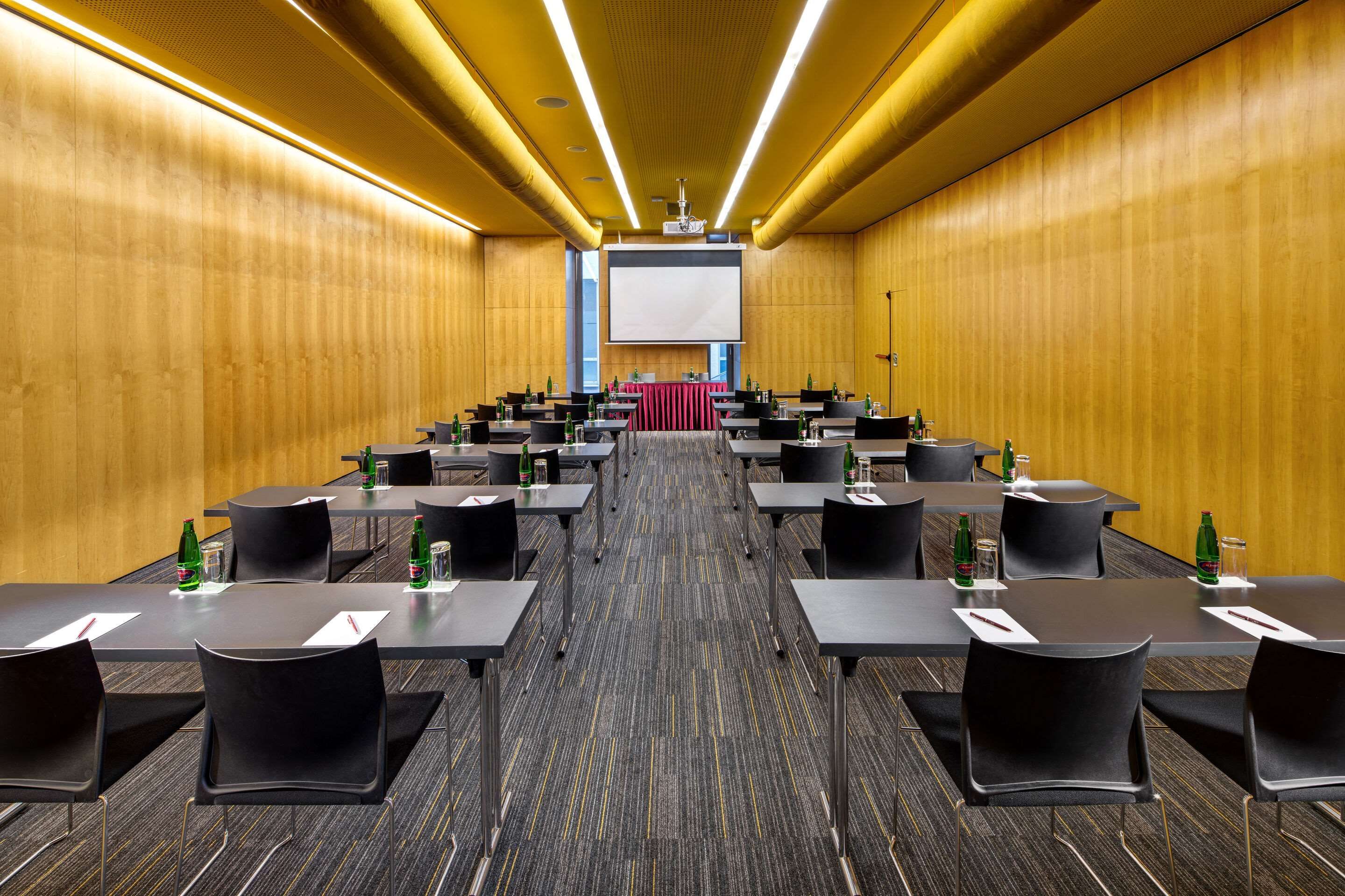 غرفة الاجتماعات