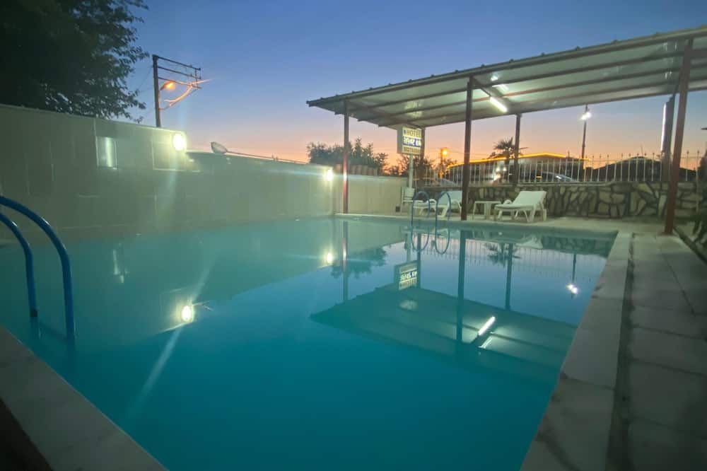 حوض السباحة