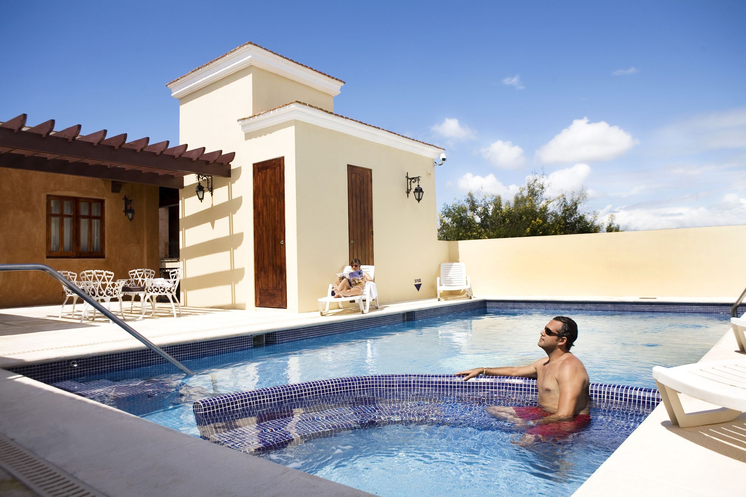 حوض السباحة